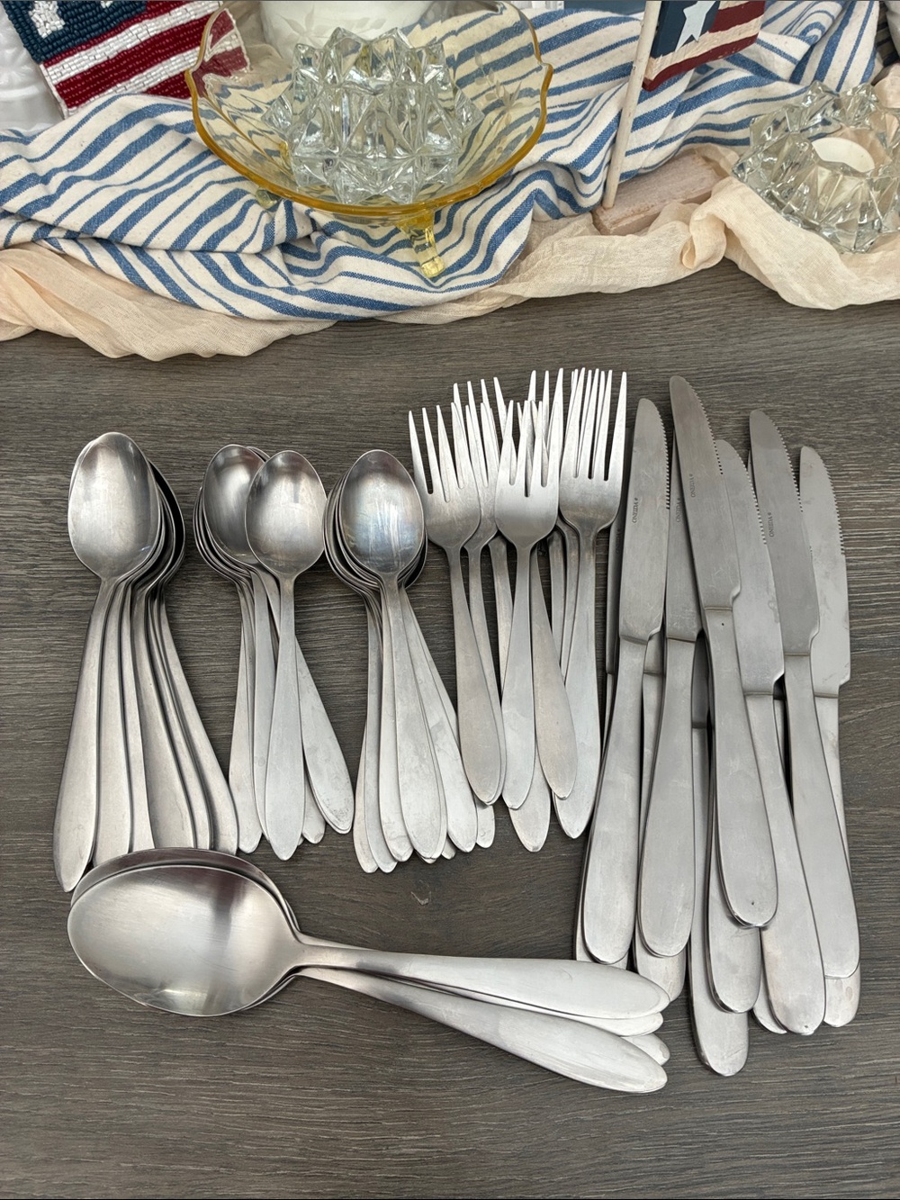 Oneida Flatware Stainless 47 pieces Sleek Satin Finish